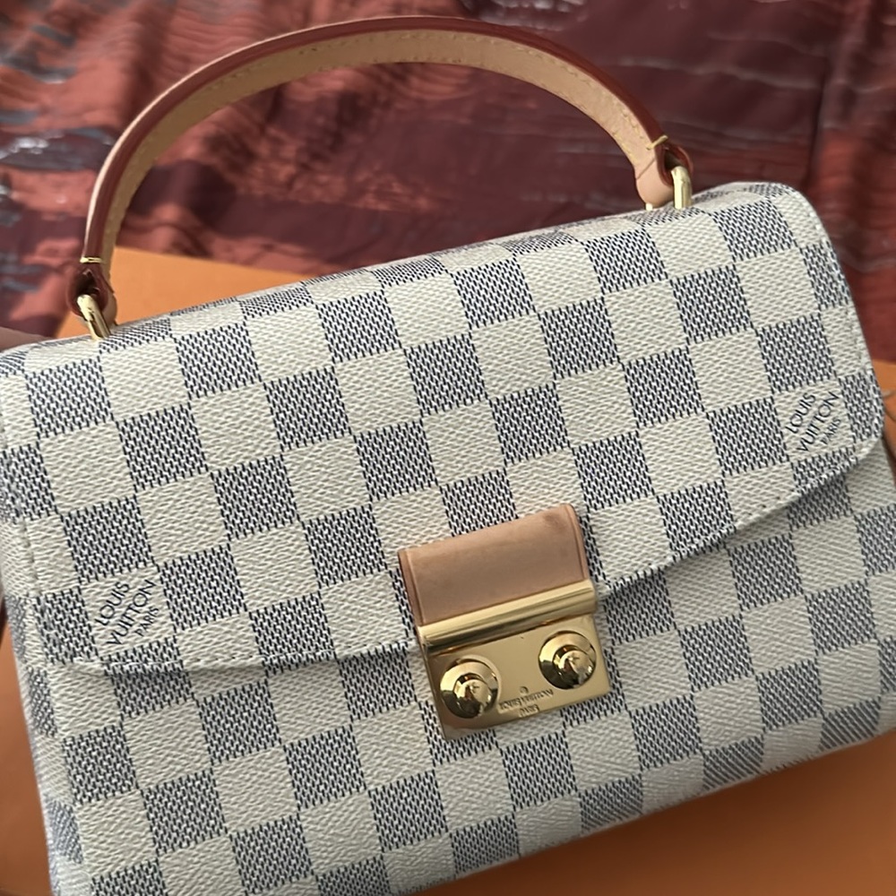 Louis Vuttion purse with gold tone comes W/ LV dust bag ,LV box&crossbody strap